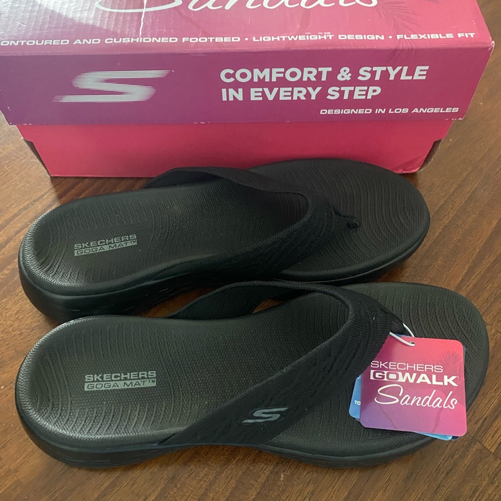 Skechers On-The-Go 600 Sunny flip flops
Size 7 Black